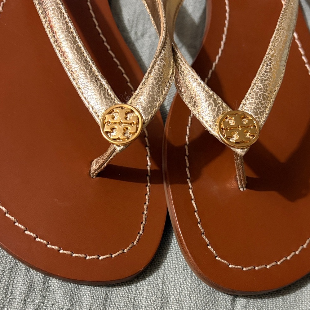 Tory Burch Metallic Gold Strap Leather Thong Sandals with Tan Footbed - Picture 2 of 7